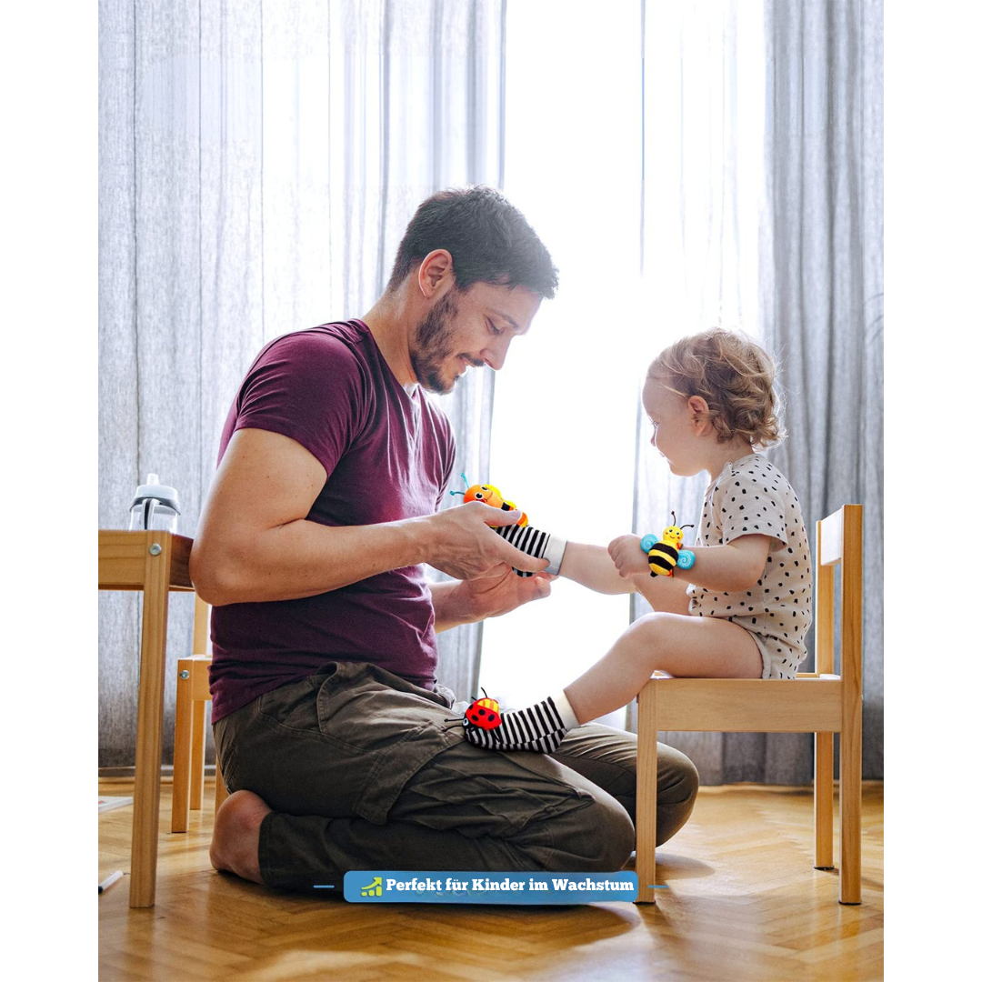Bunte Plüschsocken mit Rasseln – Montessori Spielzeug für Babys